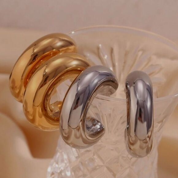 Unique and Lightweight C-Shaped Hoop Earrings - Picture 9 of 10